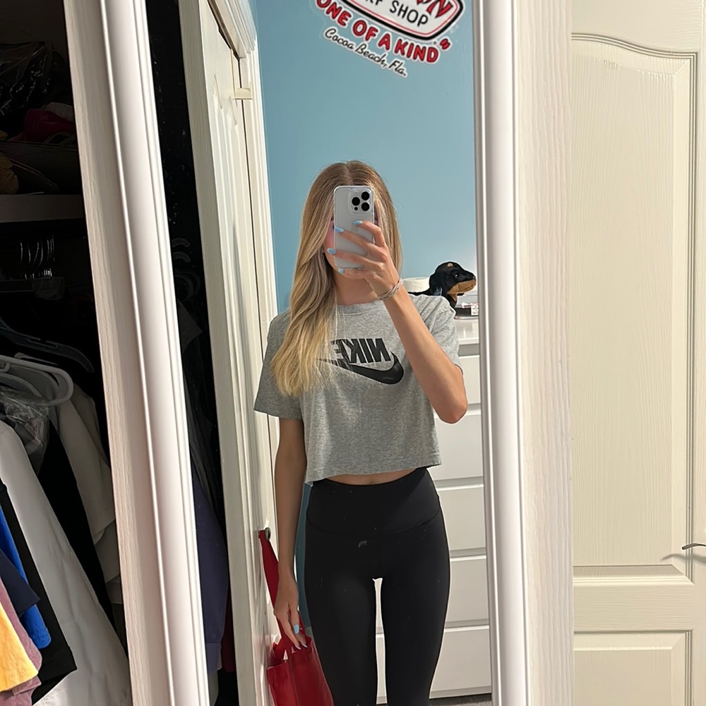 The Nike tee cropped. Gray. Size medium